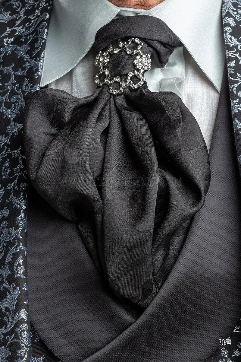 Abito sposo damascato nero argento con strass sul rever 5