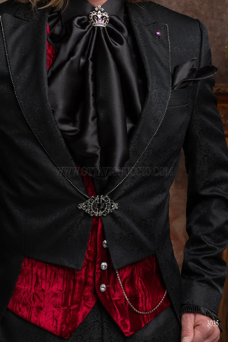 Frac damascato nero con strass sul rever, gilet velluto bordeaux 3