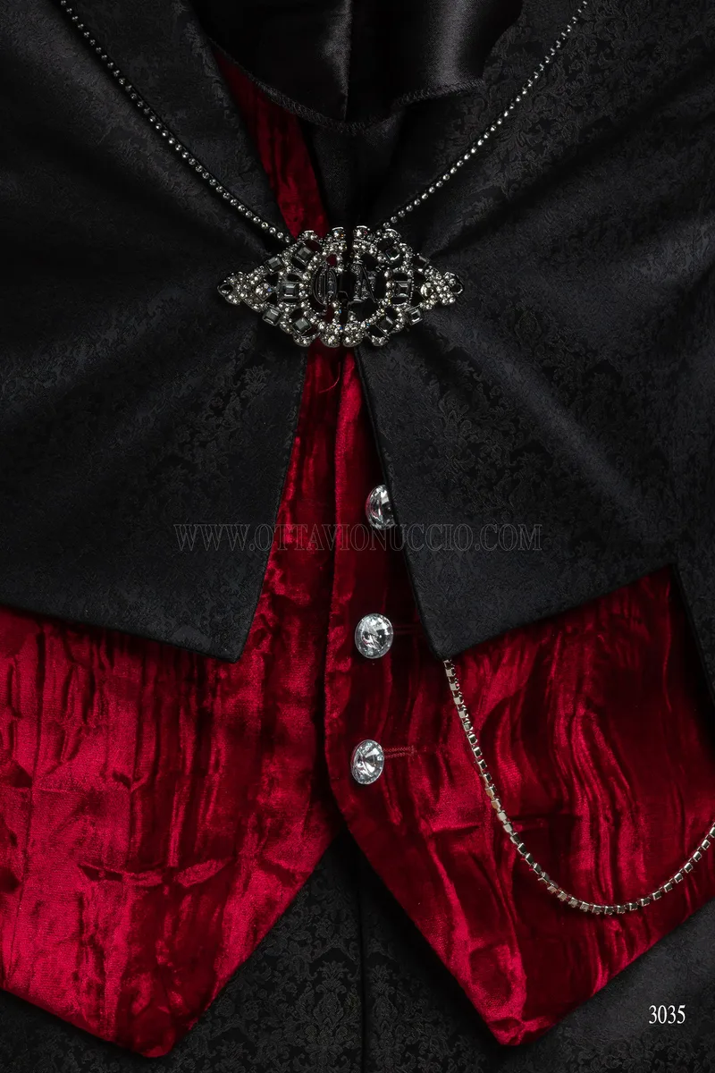 Frac damascato nero con strass sul rever, gilet velluto bordeaux 4