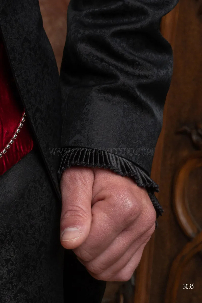 Frac damascato nero con strass sul rever, gilet velluto bordeaux 5