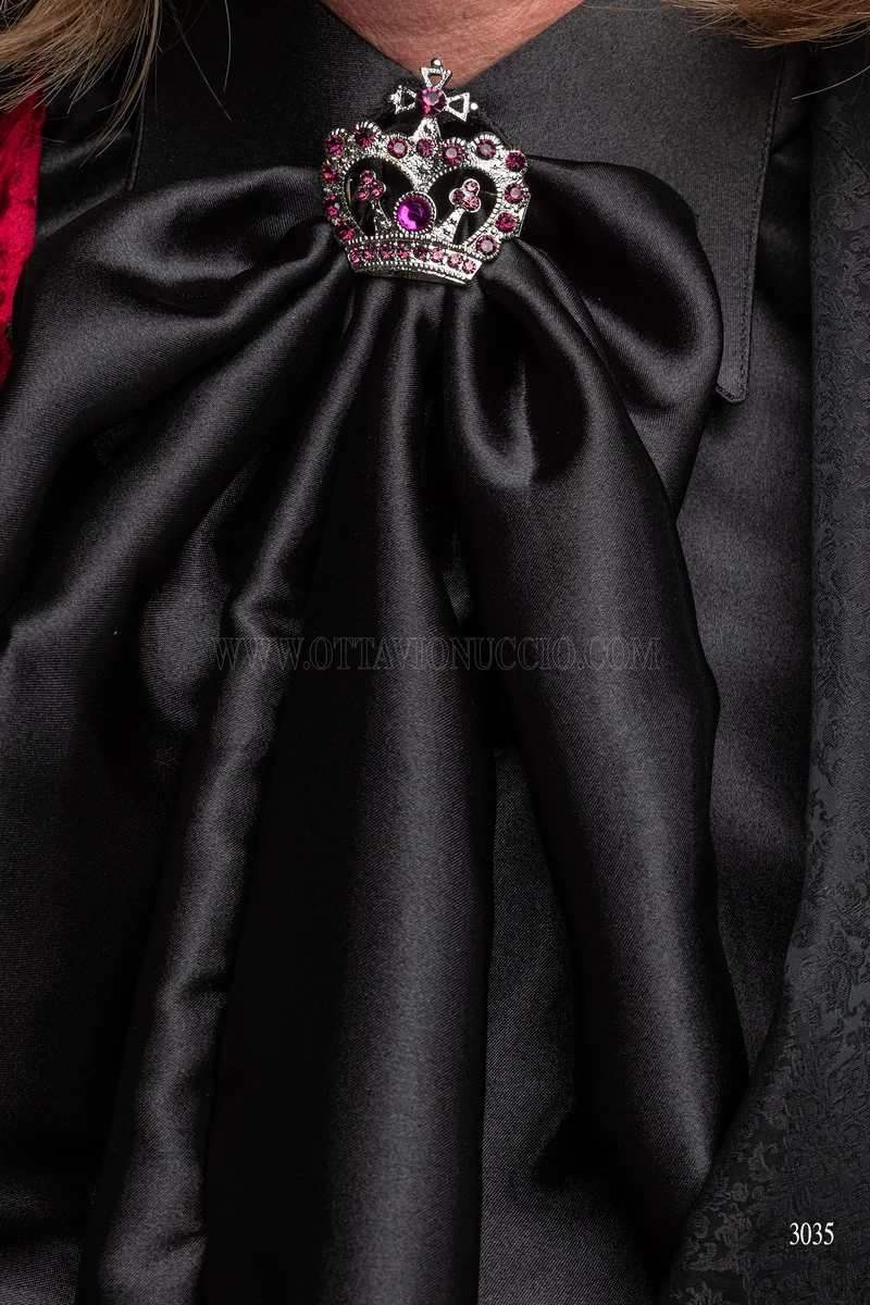 Frac damascato nero con strass sul rever, gilet velluto bordeaux 6