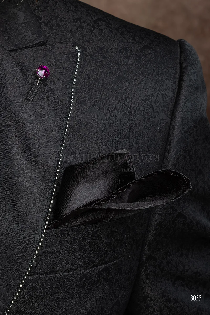 Frac damascato nero con strass sul rever, gilet velluto bordeaux 7