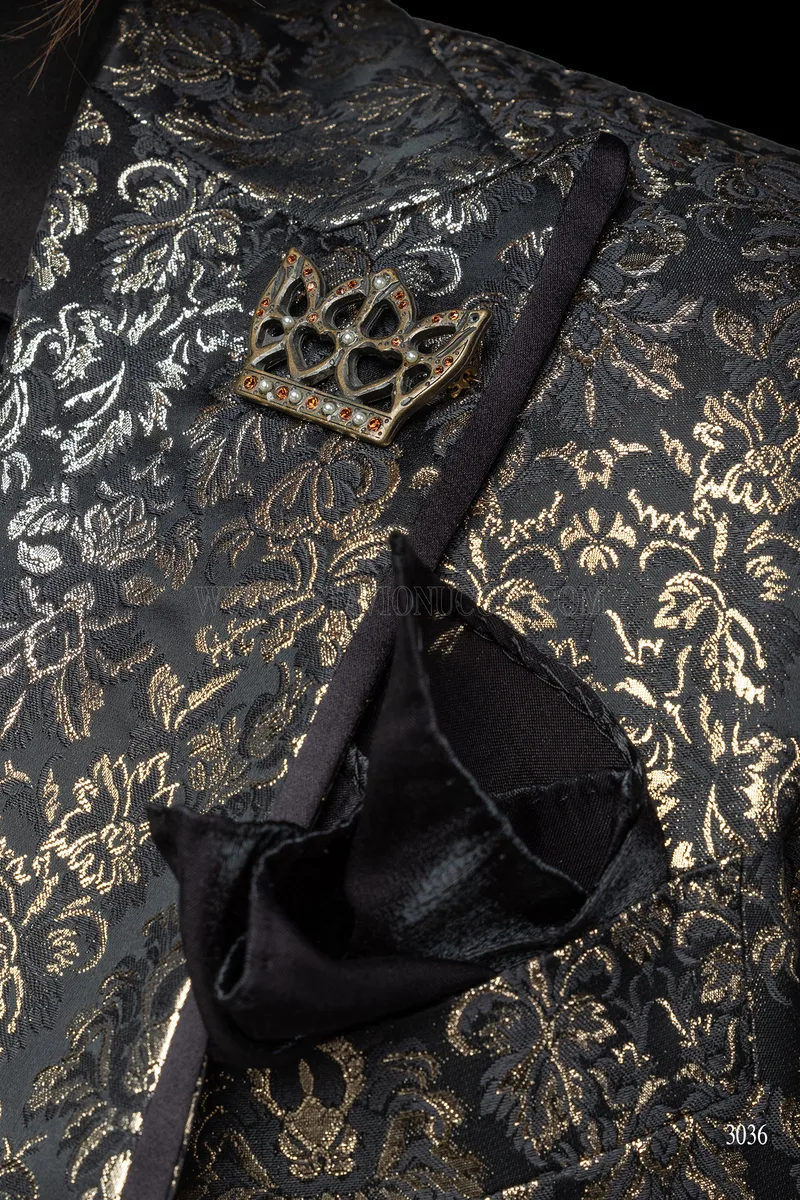 Abito moda gotica con giacca damascata nero oro lamè e profilo nero 4