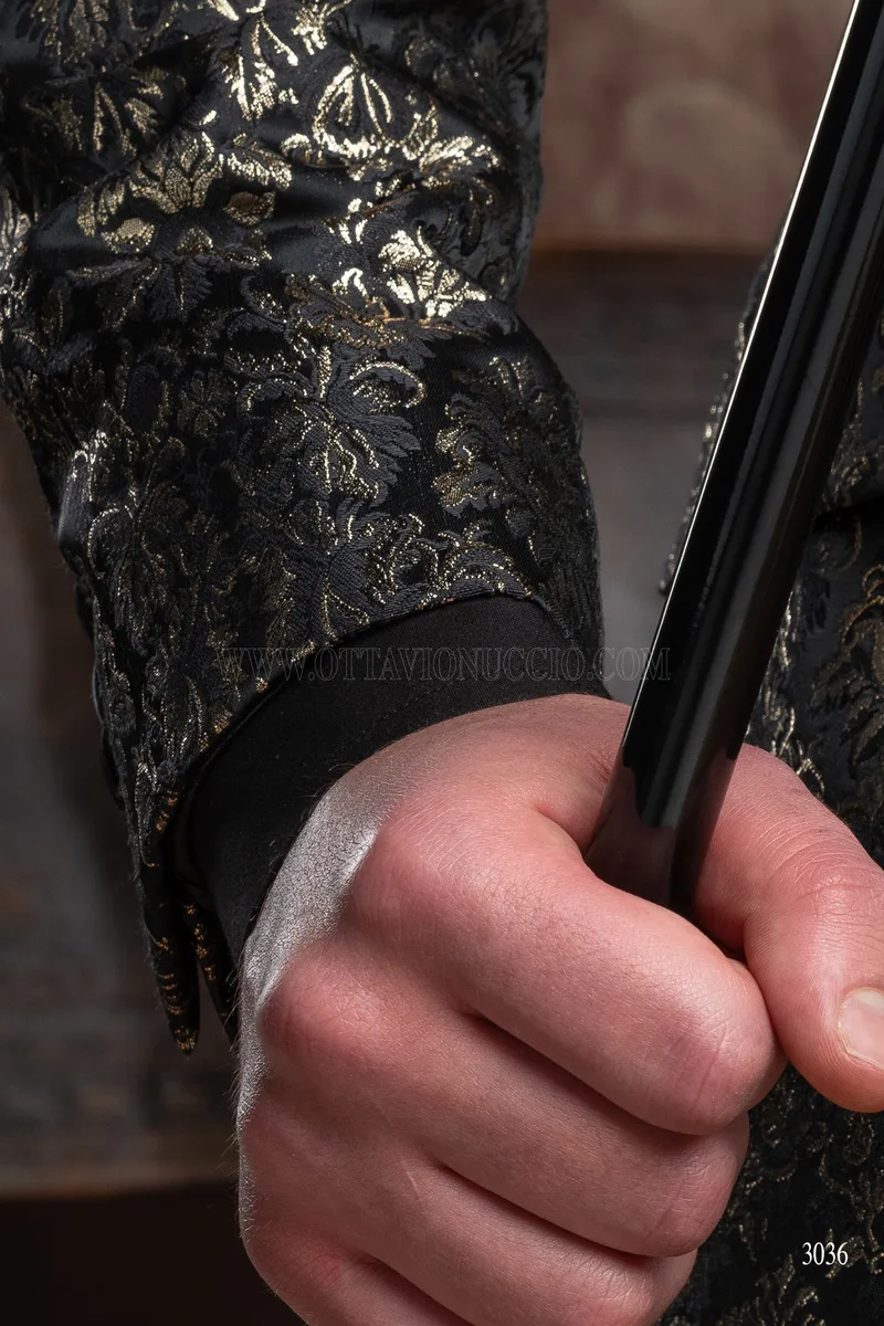Abito moda gotica con giacca damascata nero oro lamè e profilo nero 6