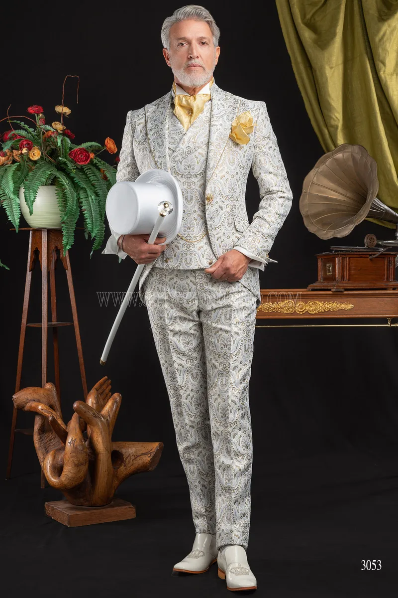 Abito da sposo barocco broccato bianco avorio con strass sul rever 2