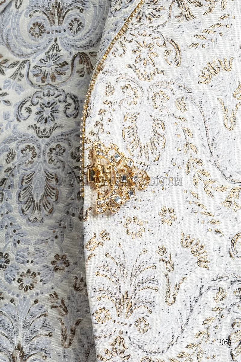 Abito da sposo barocco broccato bianco avorio con strass sul rever 5