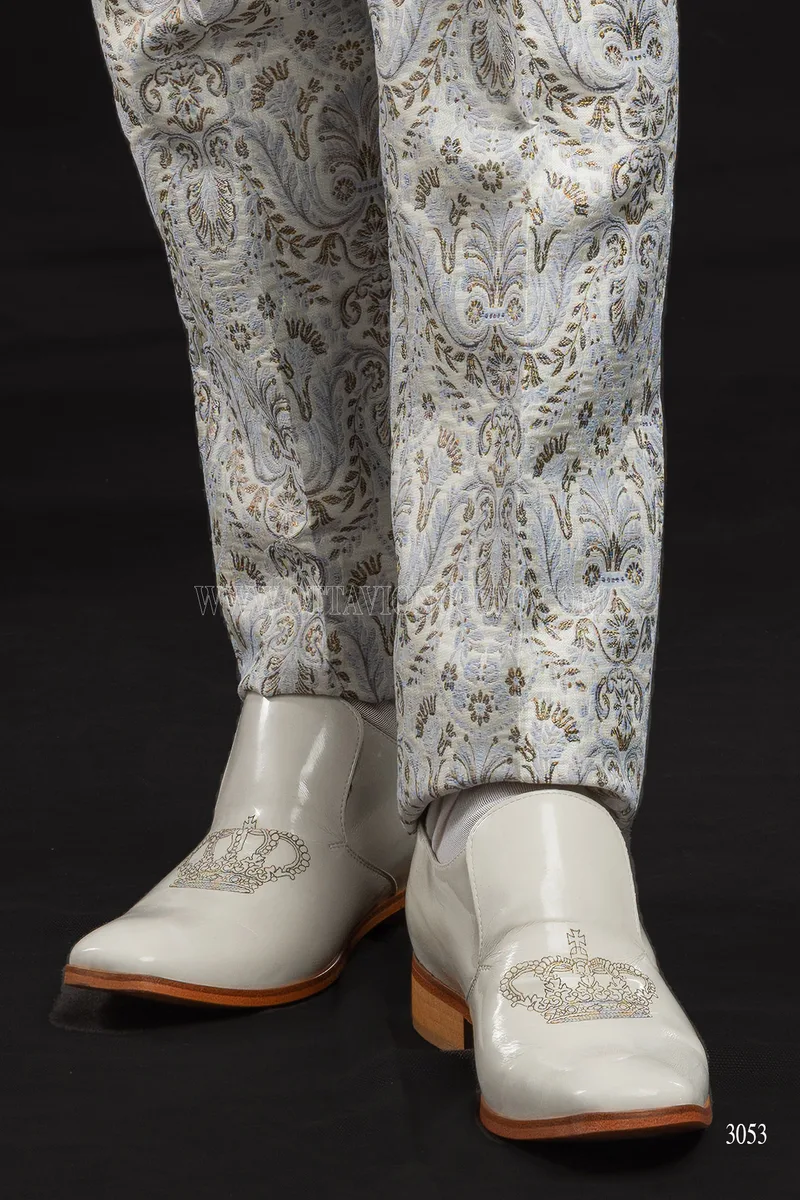 Abito da sposo barocco broccato bianco avorio con strass sul rever 8
