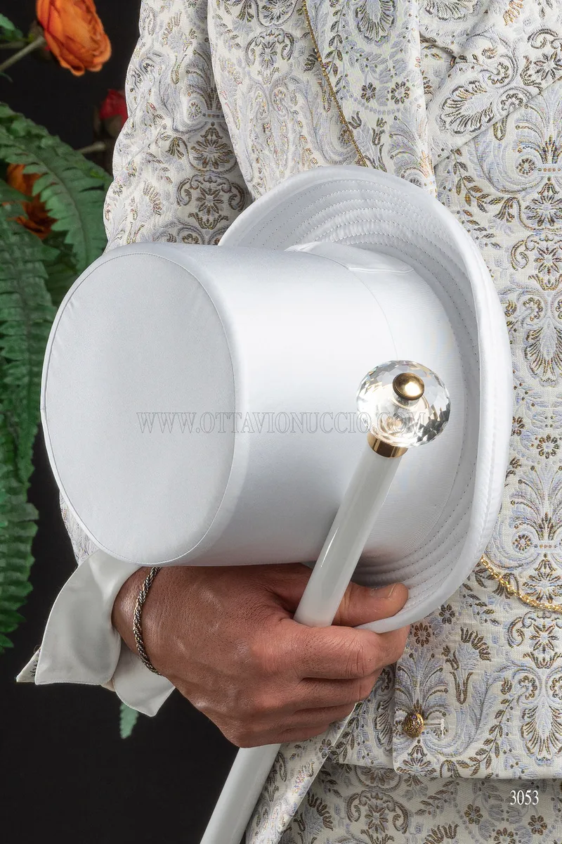 Abito da sposo barocco broccato bianco avorio con strass sul rever 9