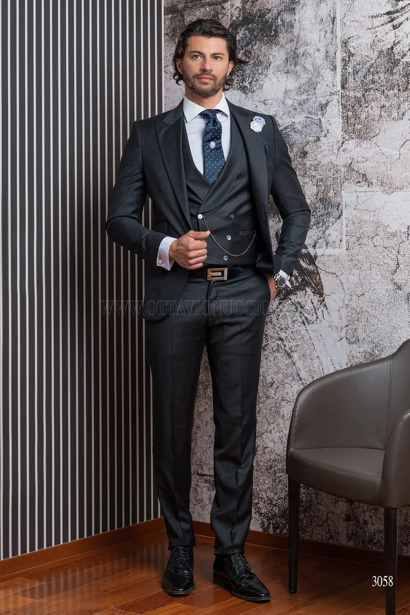 Abito da cerimonia uomo grigio con gilet a tono – Figura intera