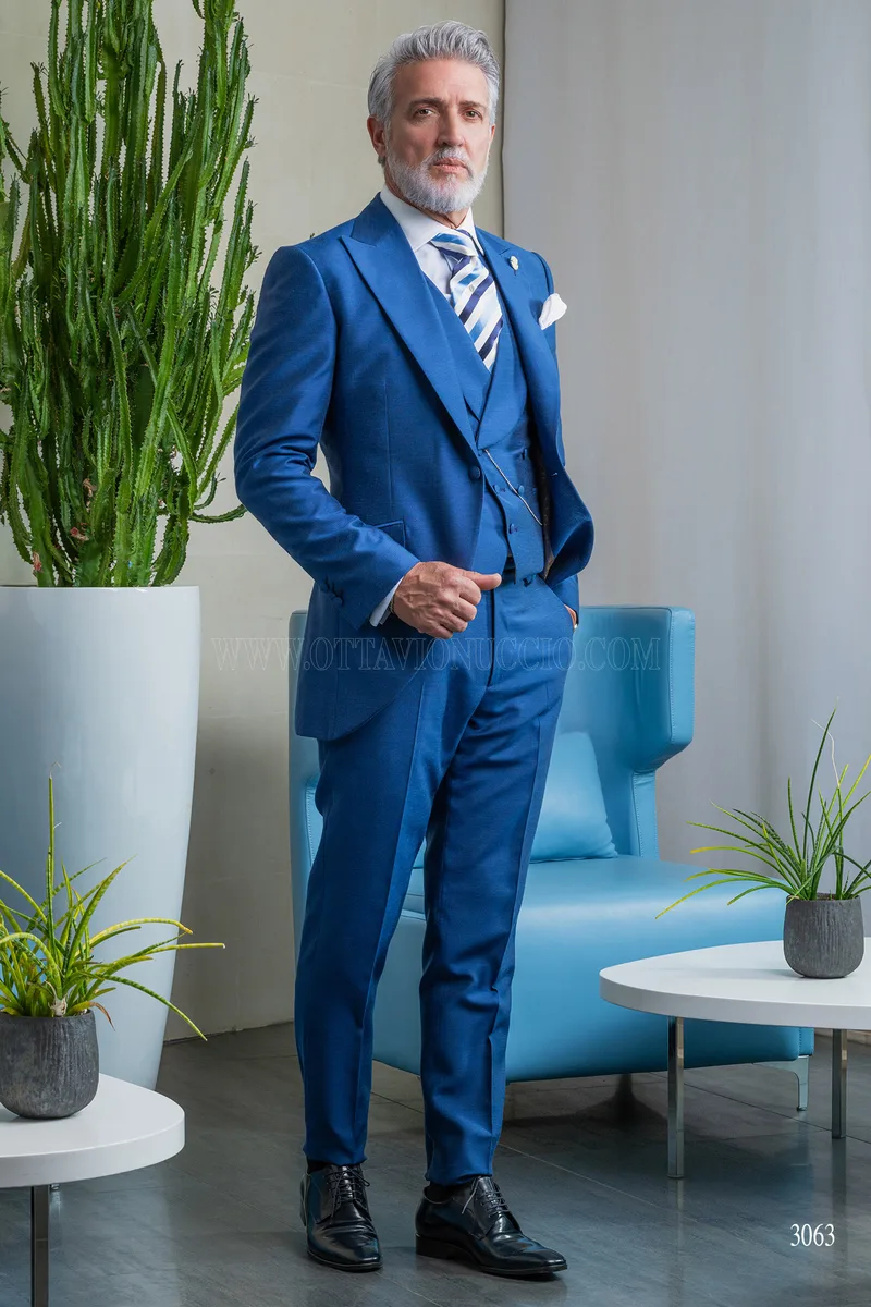 Abito da sposo shantung blu royal con gilet doppiopetto – Figura intera