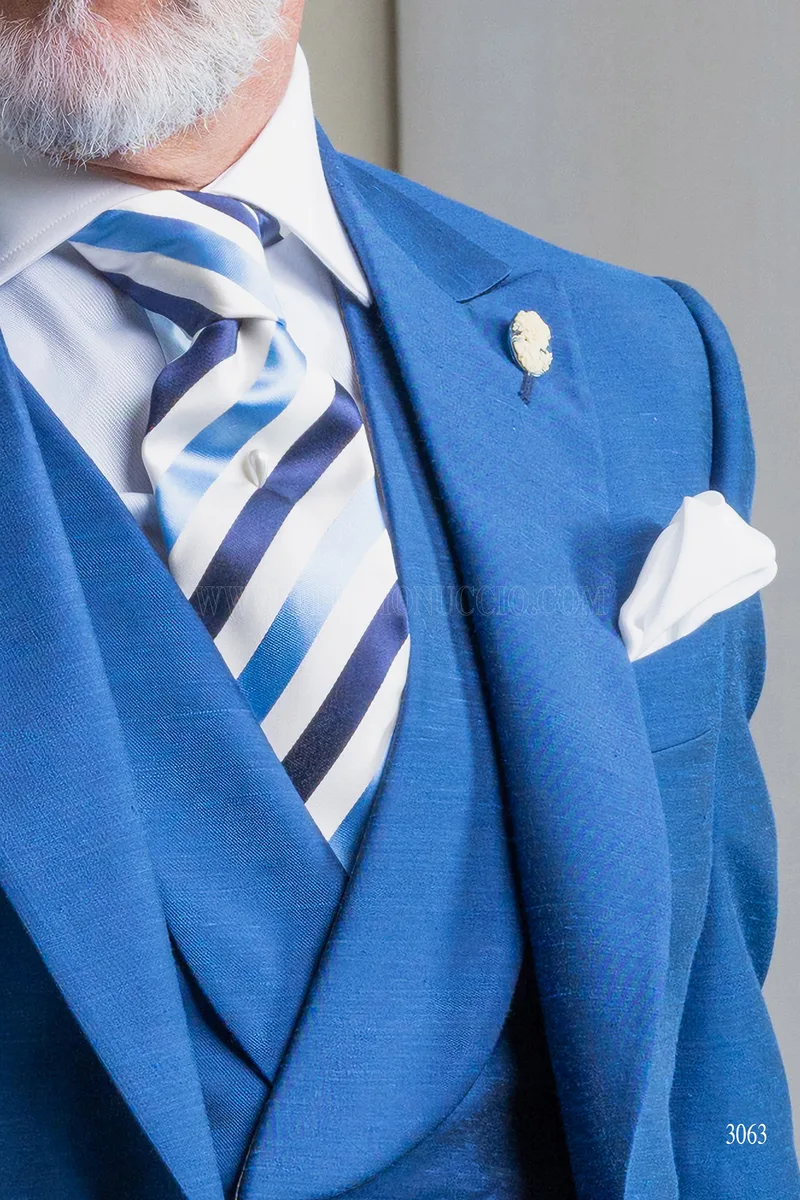Abito da sposo shantung blu royal con gilet doppiopetto – Accessori