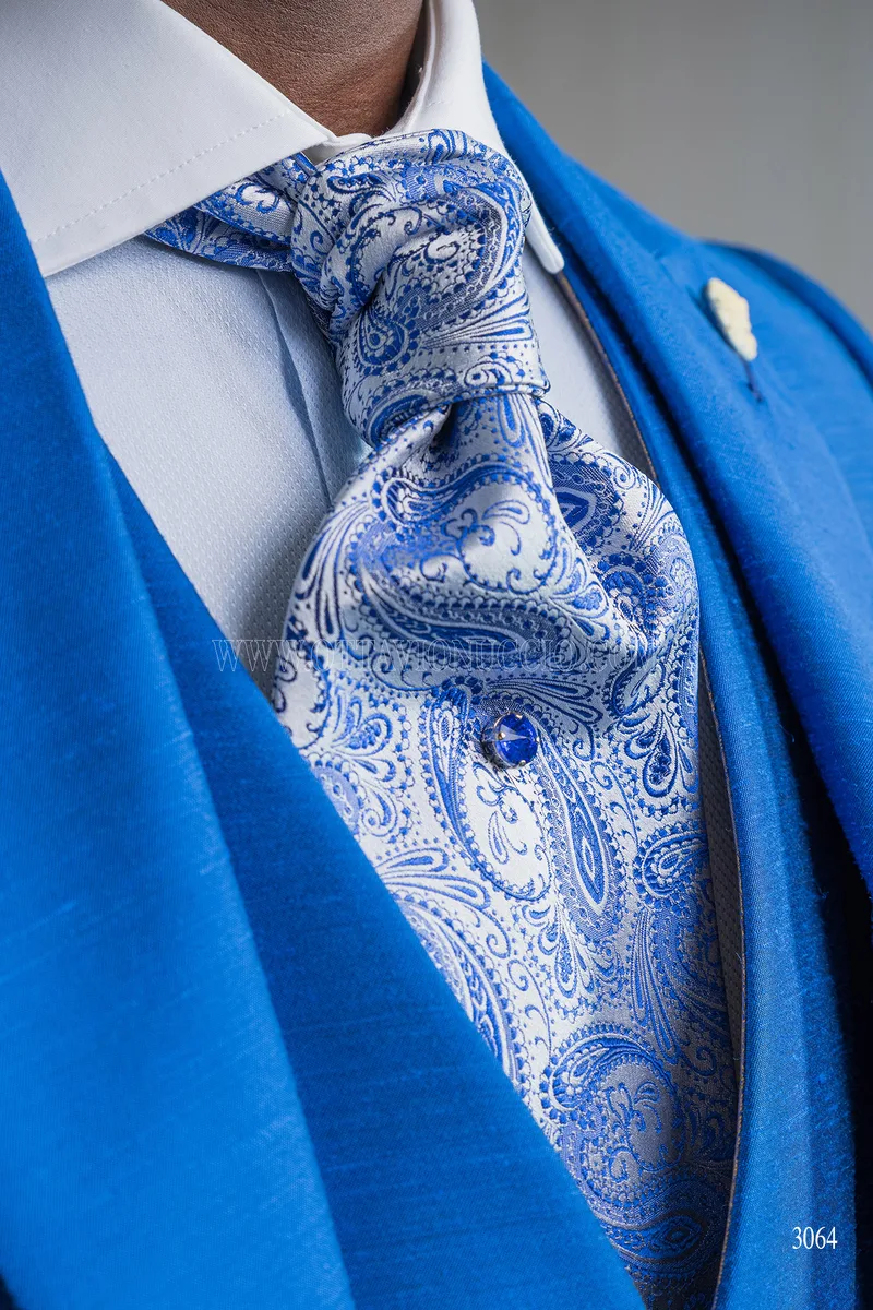 Abito da cerimonia blu royal con gilet doppiopetto – Cravatta