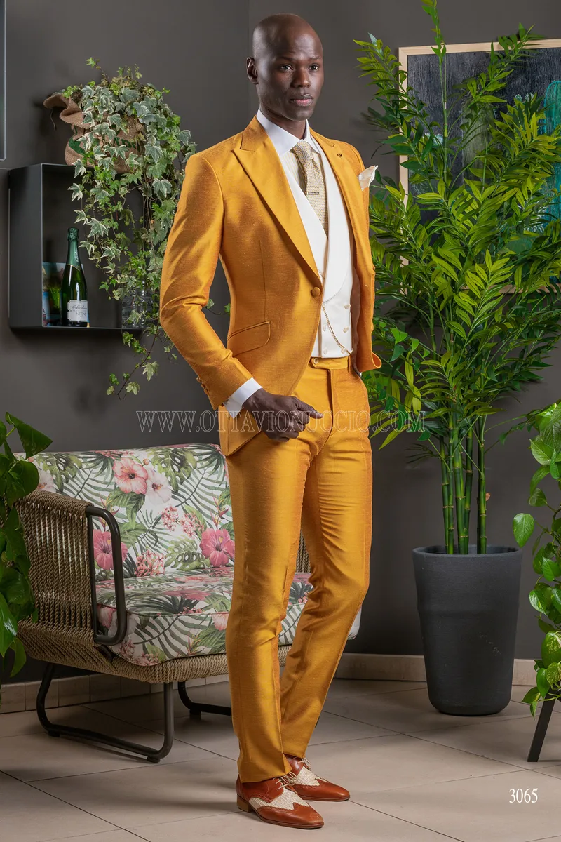 Abito da sposo shantung oro in misto viscosa con gilet abbinato – Figura intera