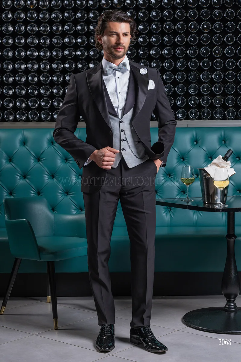 Smoking con rever a lancia nero e gilet grigio – Figura intera