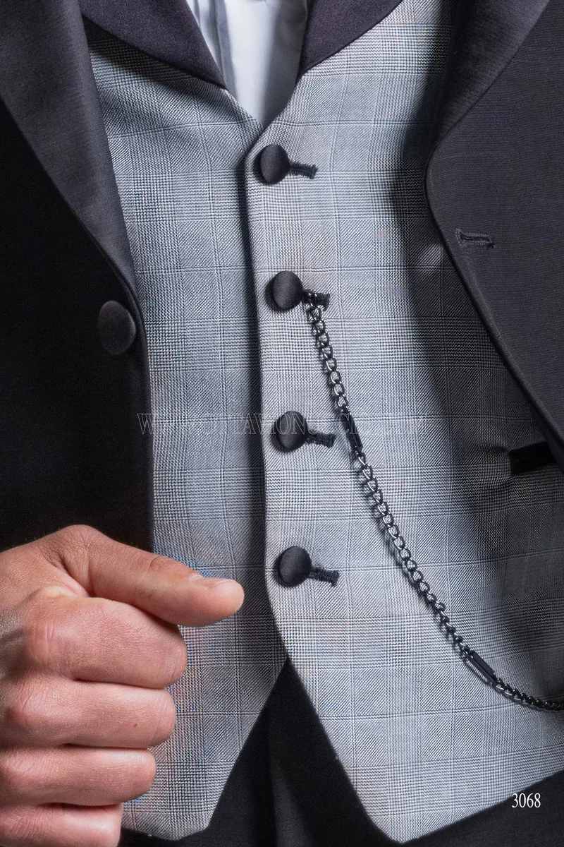 Smoking con rever a lancia nero e gilet grigio – Bottoni