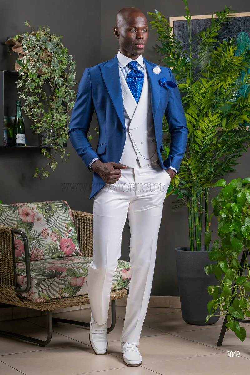 Abito cerimonia uomo blu royal con gilet e pantalone bianchi – Figura intera