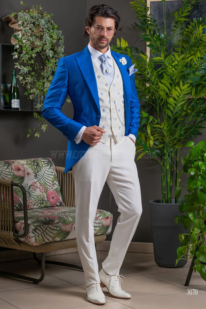 Abito da cerimonia blu royal con gilet bianco ricamato – Figura intera
