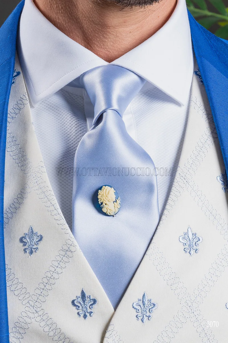 Abito da cerimonia blu royal con gilet bianco ricamato – Cravatta