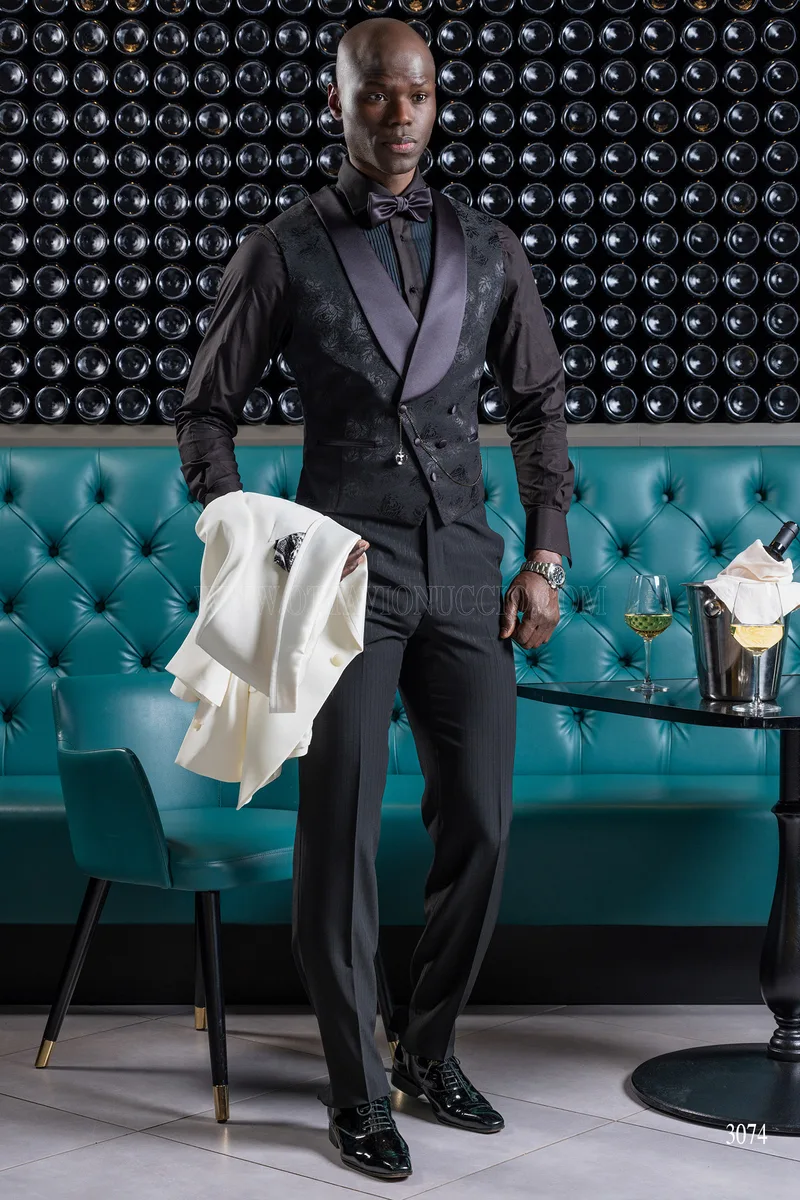Smoking sciallato bianco, pantalone e gilet nero – Figura intera
