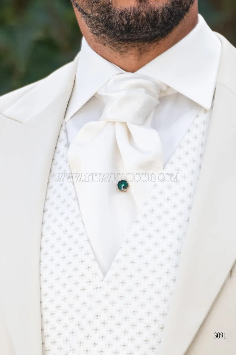 Abito da sposo panna per matrimoni in giardino 5