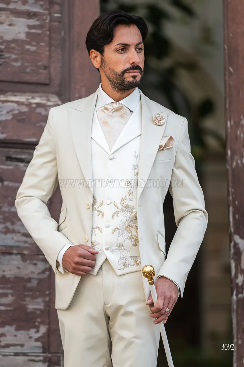 Abito da sposo beige con gilet ricamo macramè 1