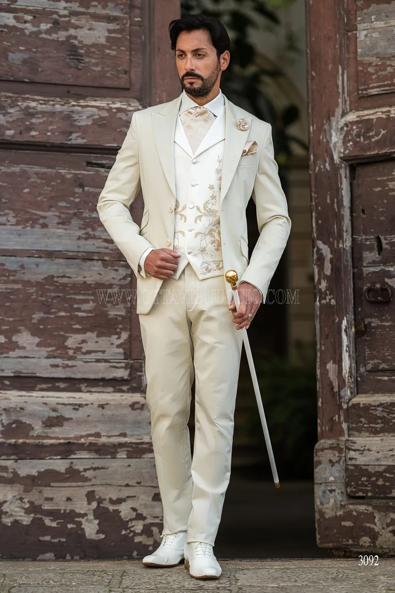 Abito da sposo beige con gilet ricamo macramè 2