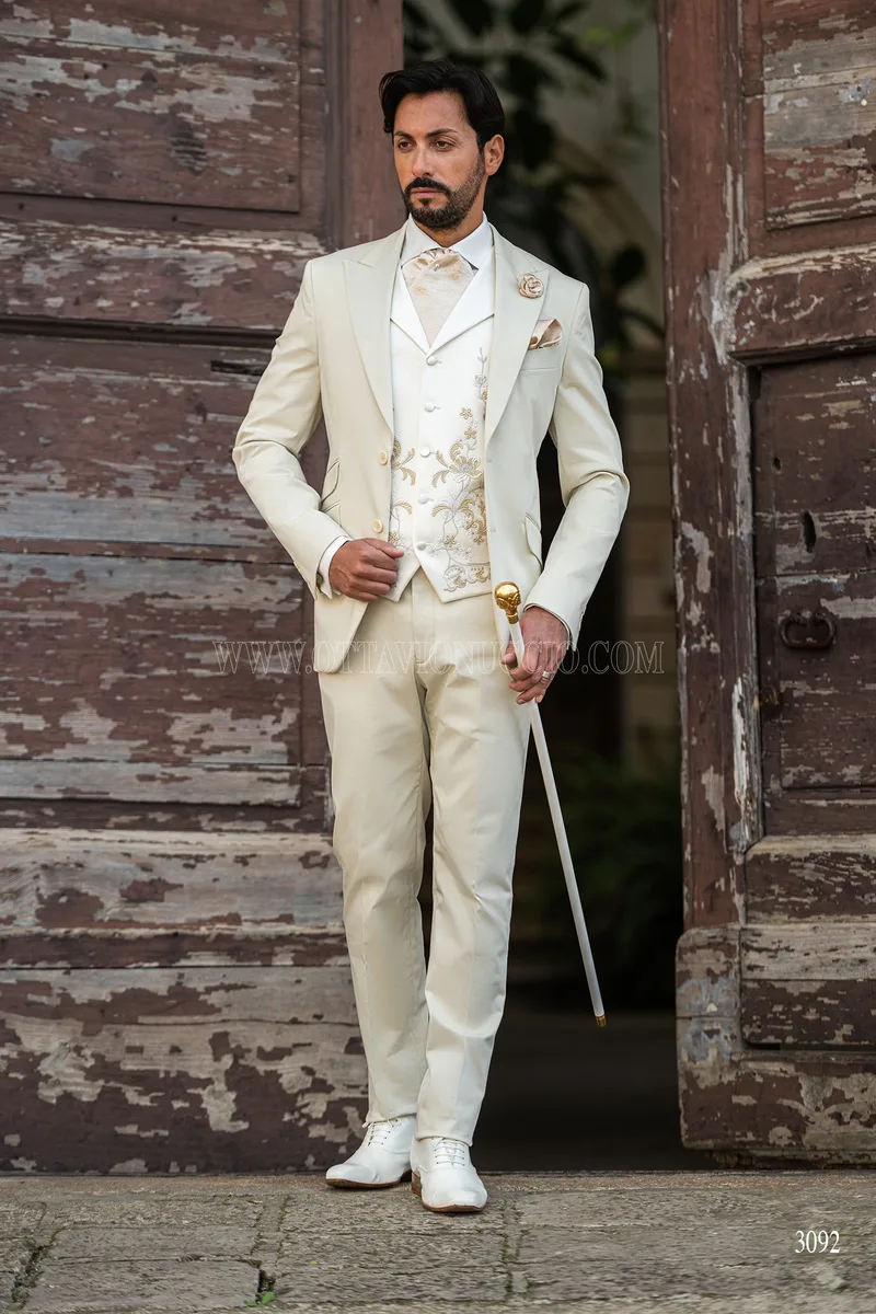 Abito da sposo beige con gilet ricamo macramè 3