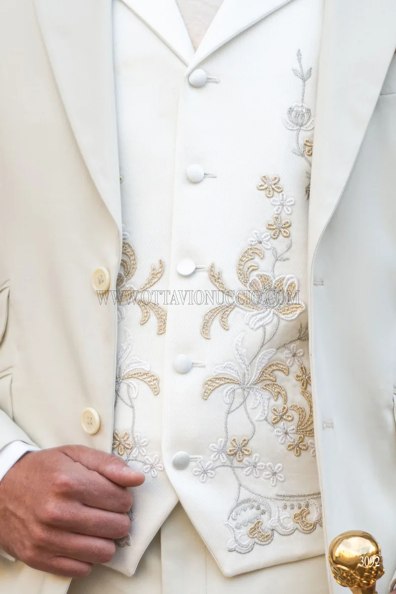 Abito da sposo beige con gilet ricamo macramè 4
