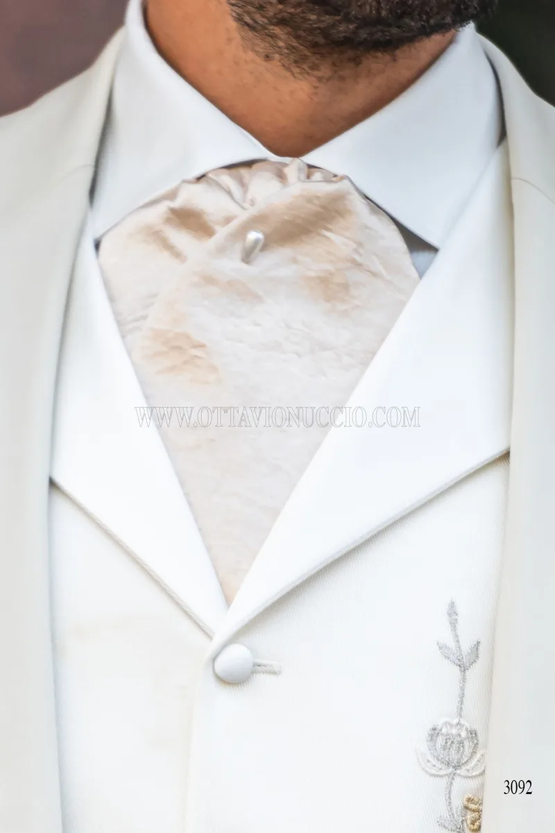 Abito da sposo beige con gilet ricamo macramè 5