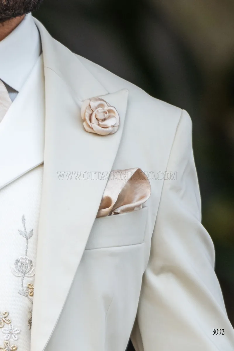Abito da sposo beige con gilet ricamo macramè 6