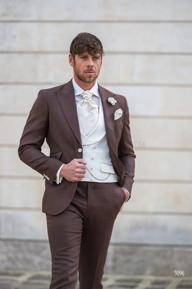 Abito matrimonio uomo marrone con gilet avorio 1