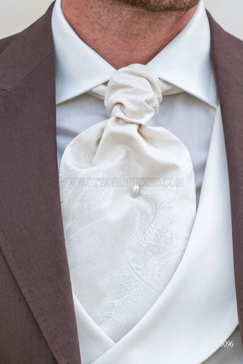 Abito matrimonio uomo marrone con gilet avorio 4