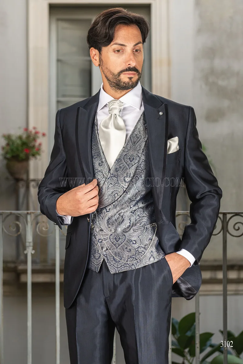 Abito da sposo blu con profilo sul rever e gilet damascato 1