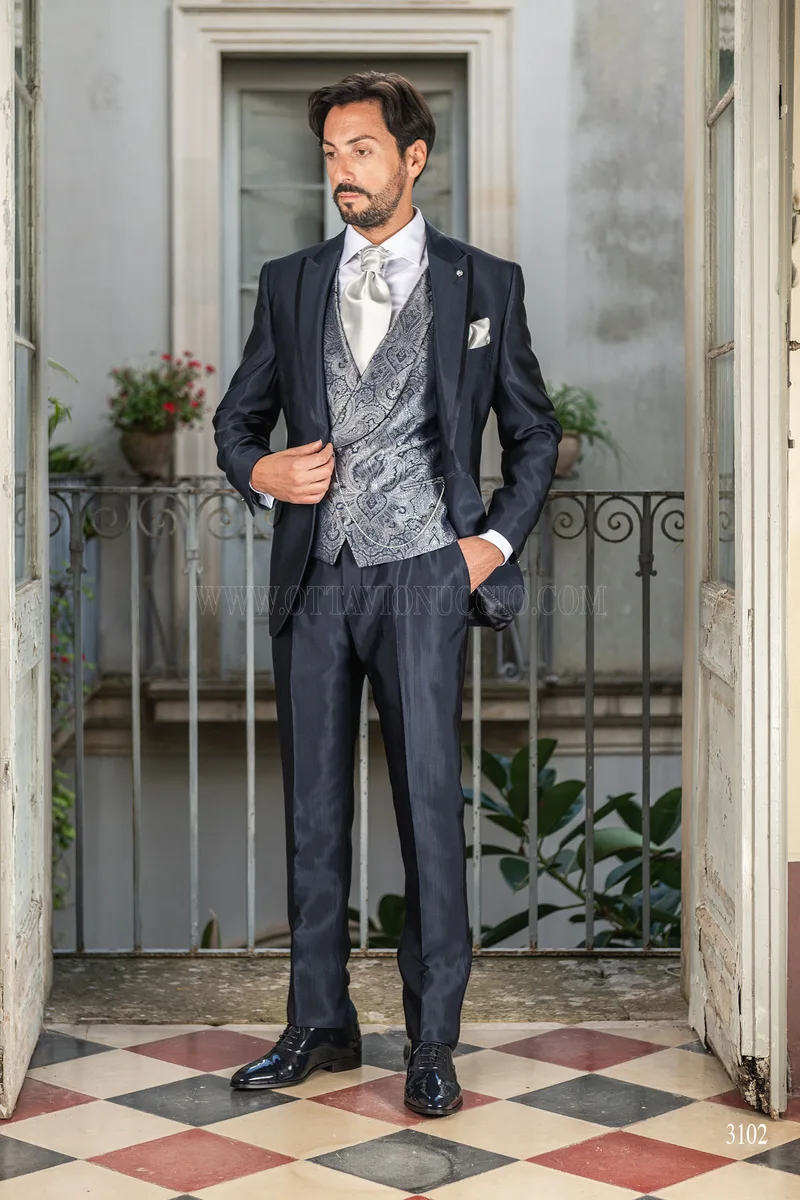 Abito da sposo blu con profilo sul rever e gilet damascato 2