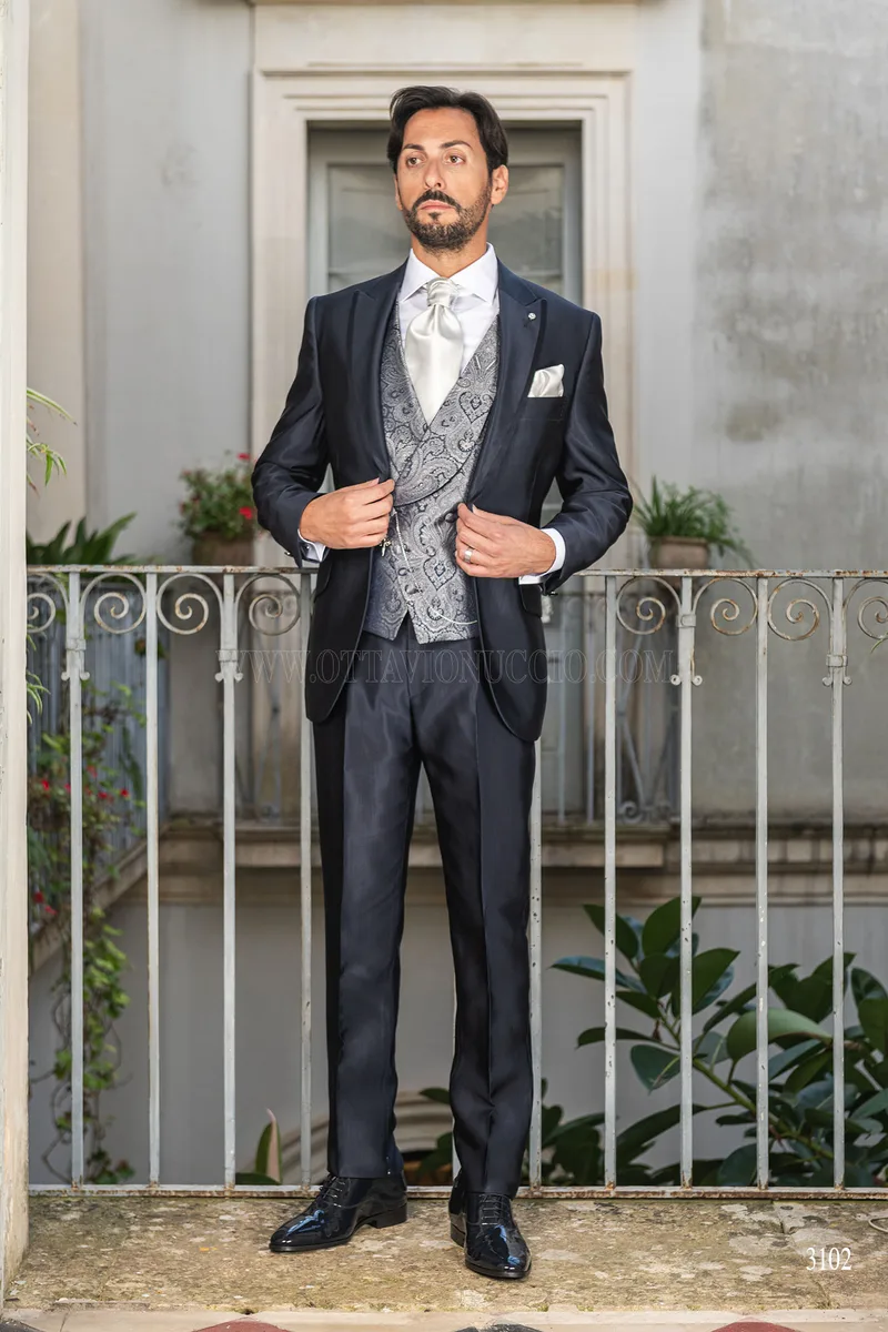 Abito da sposo blu con profilo sul rever e gilet damascato 3