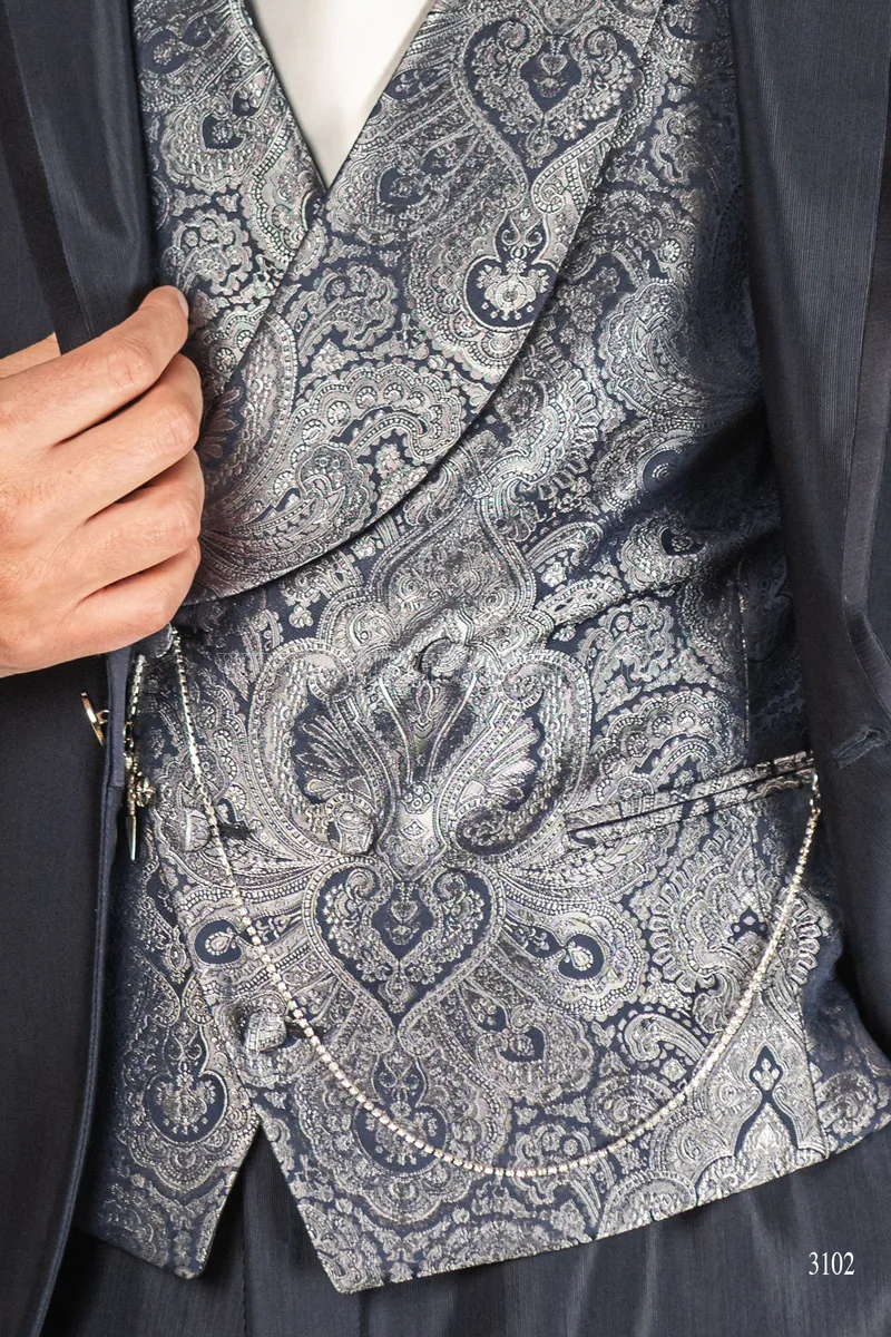 Abito da sposo blu con profilo sul rever e gilet damascato 4