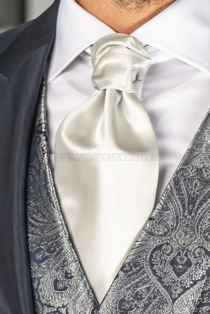 Abito da sposo blu con profilo sul rever e gilet damascato 5