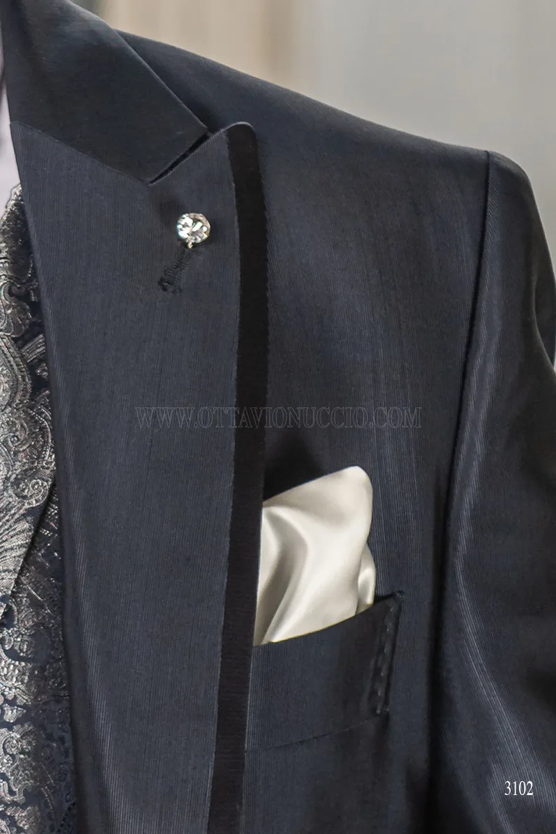Abito da sposo blu con profilo sul rever e gilet damascato 6