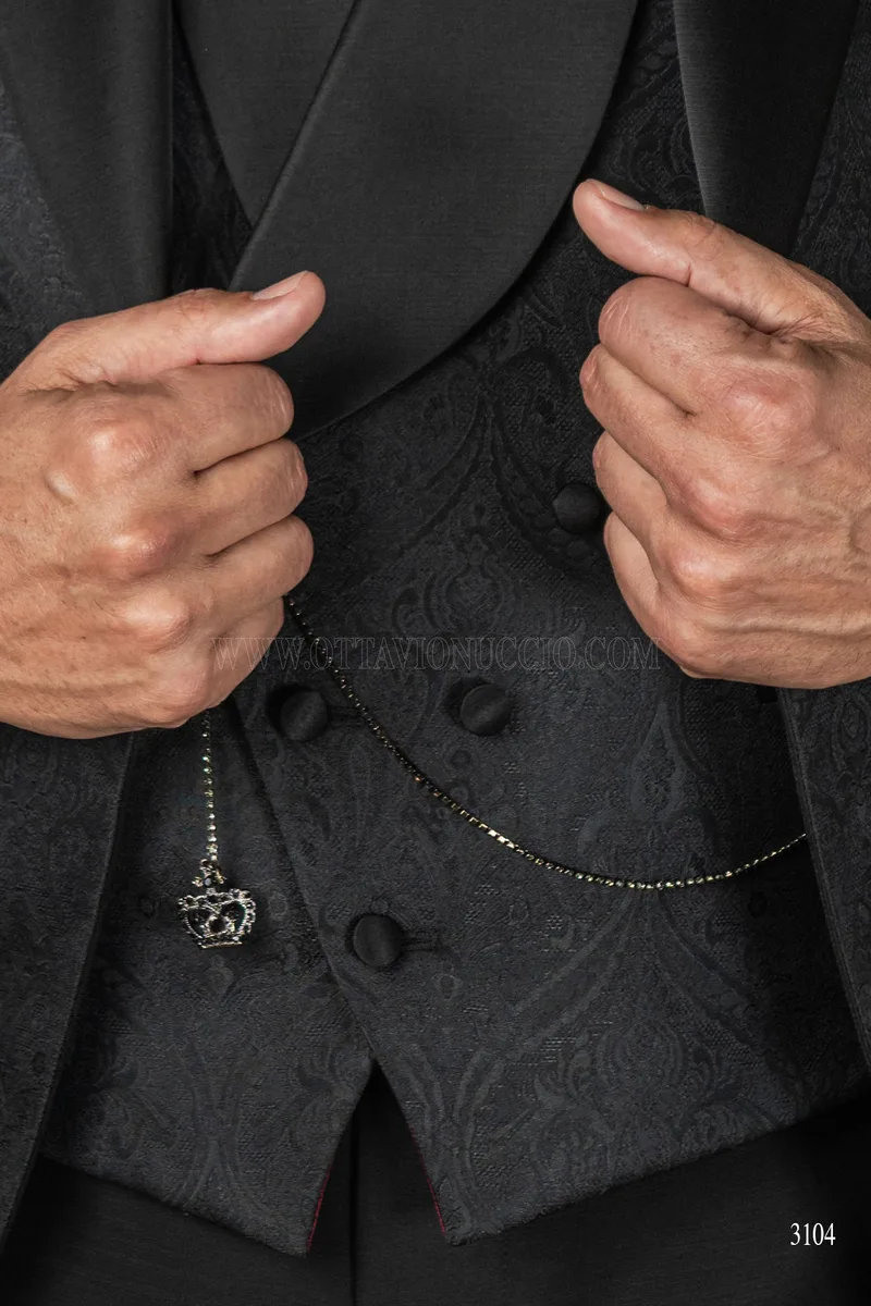 Abito da sposo damascato nero con rever e polsini in raso 4