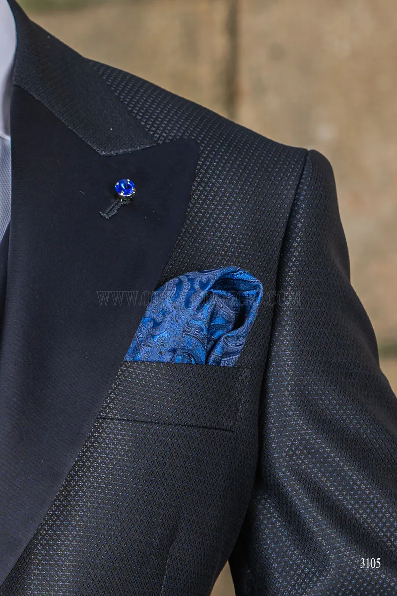 Abito da sposo blu con rever e polsini in raso 5