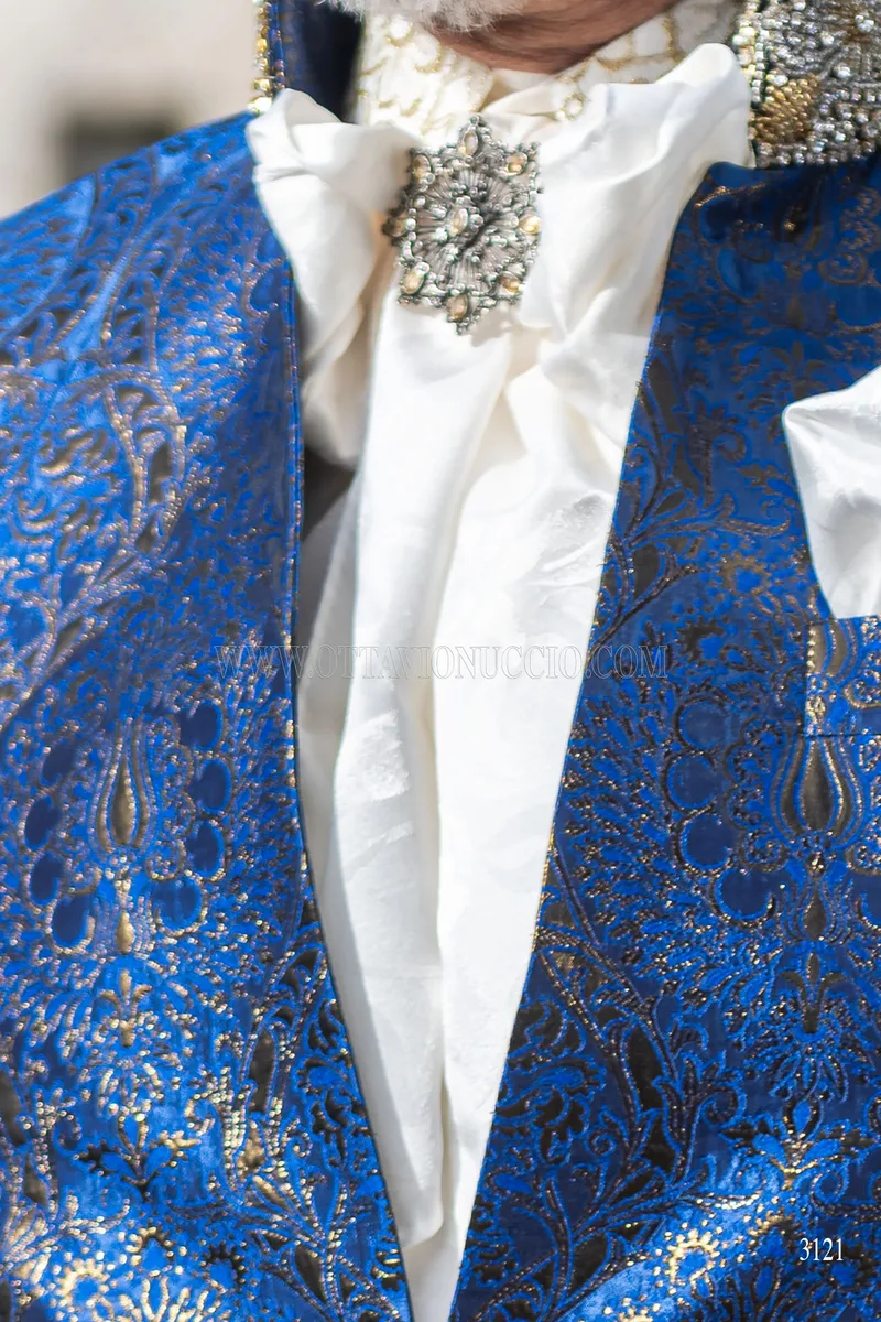 Vestito sposo coreana broccata blu e oro con passamaneria 5
