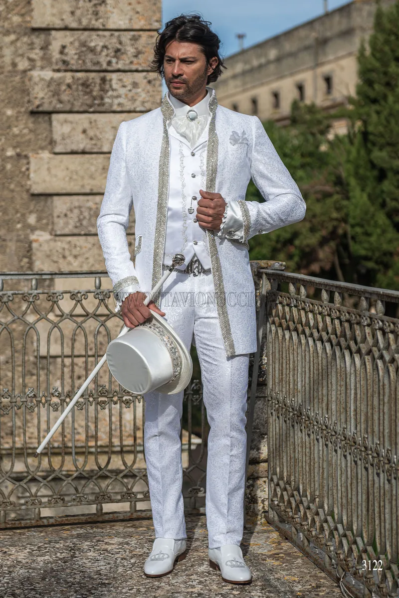 Vestito sposo coreana damascata bianca con passamaneria di strass 1
