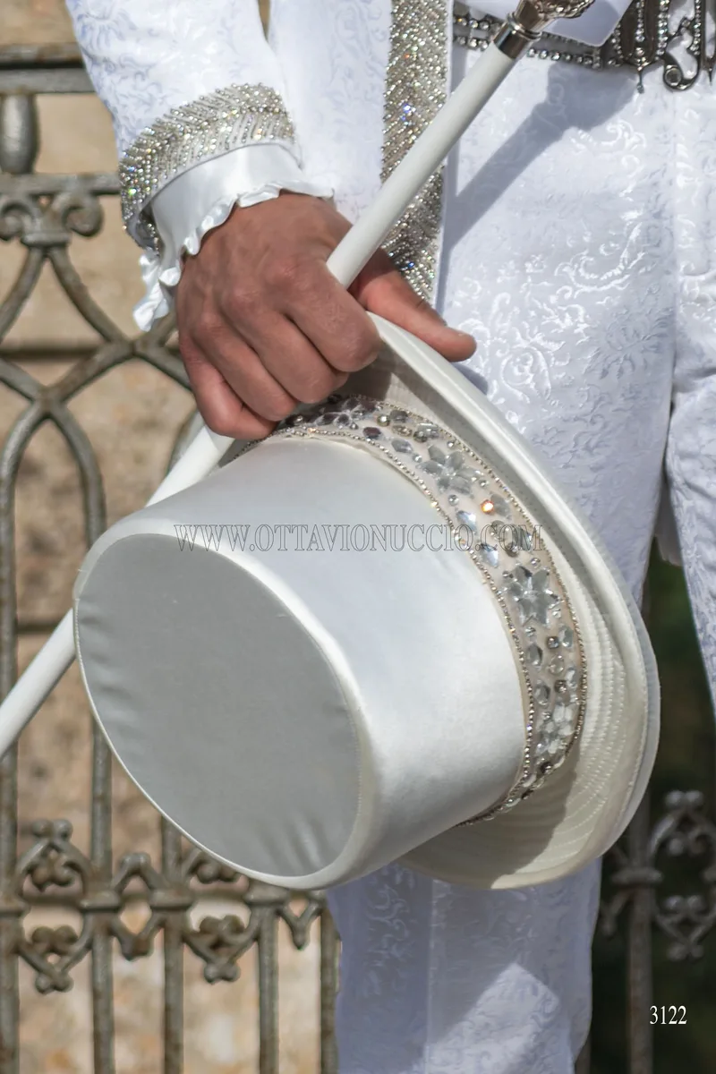 Vestito sposo coreana damascata bianca con passamaneria di strass 9