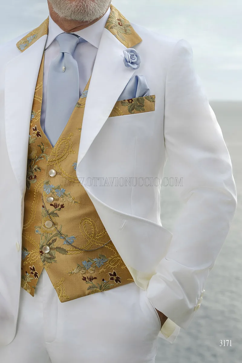 Abito da Cerimonia in Cotone Bianco con Gilet e Dettagli in Seta Oro 3