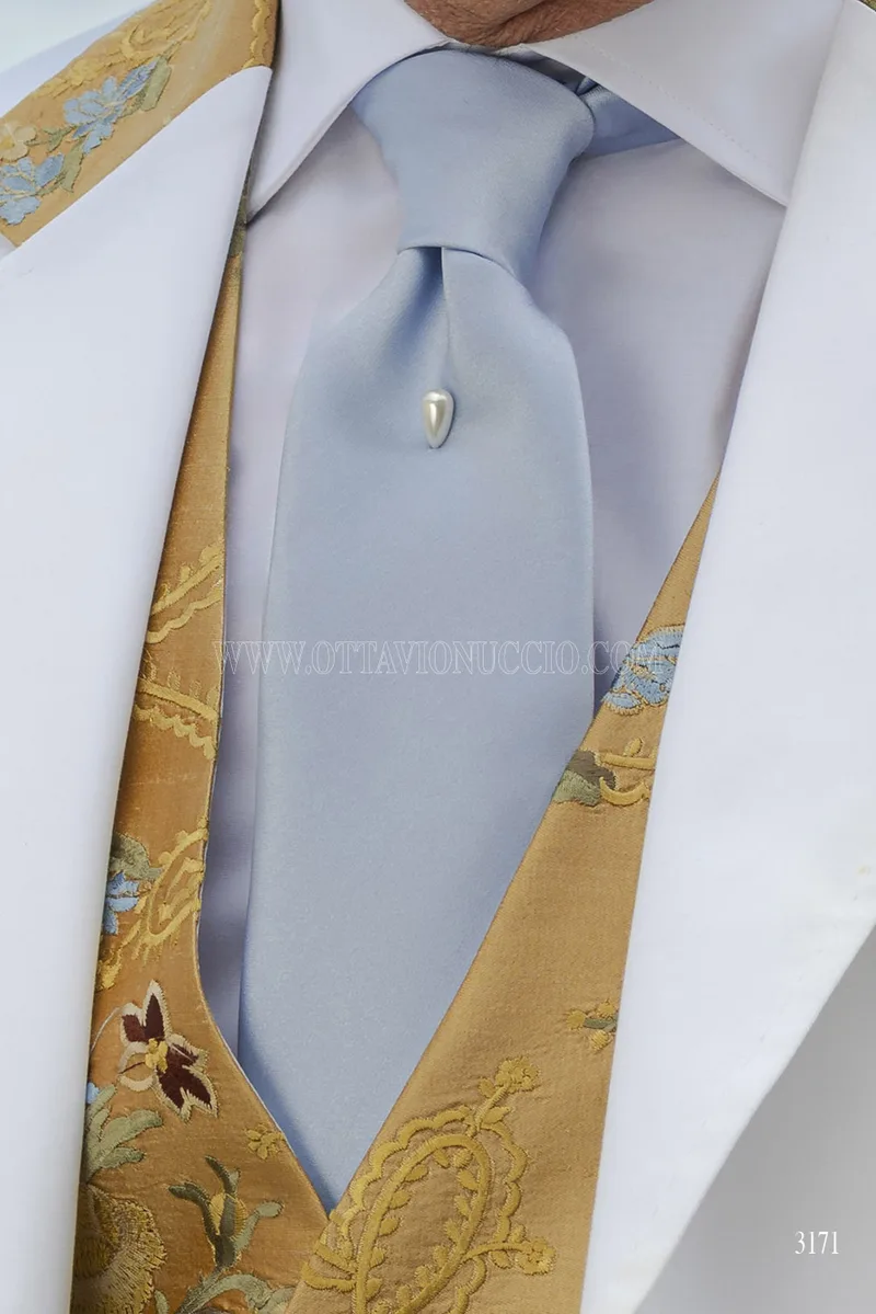 Abito da Cerimonia in Cotone Bianco con Gilet e Dettagli in Seta Oro 4