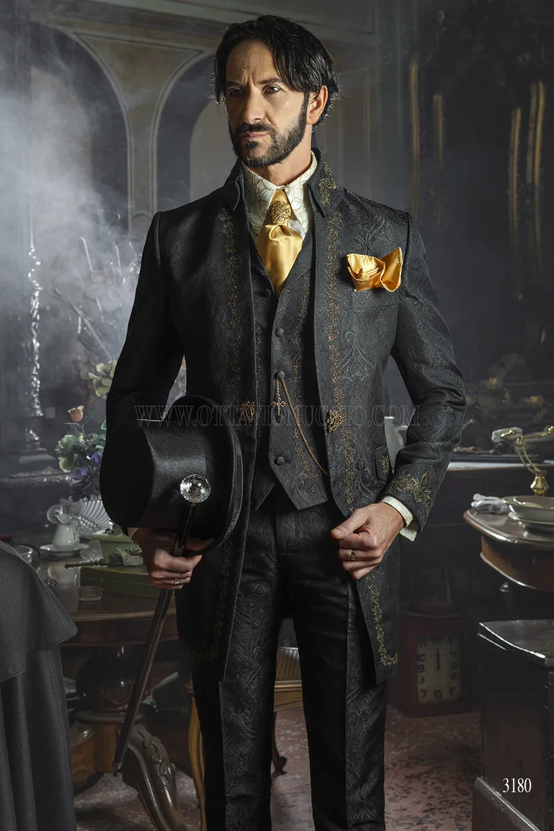 Redingote Aristocratica in Jacquard Nero con Ricami Oro Antico – pa