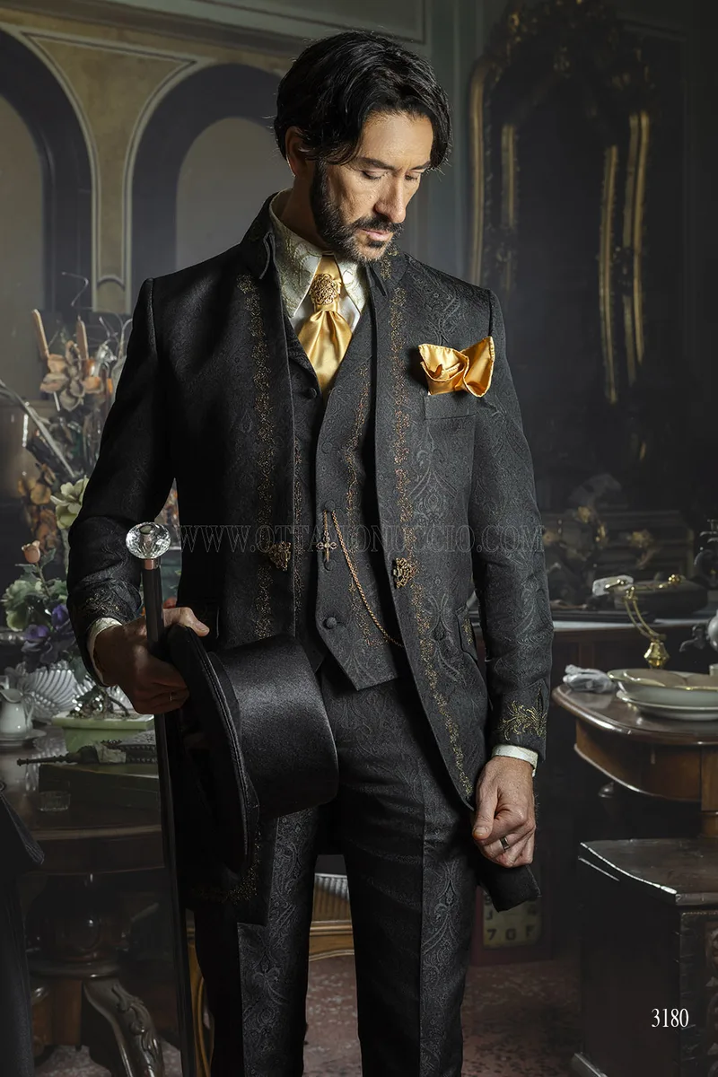 Redingote Aristocratica in Jacquard Nero con Ricami Oro Antico – pa