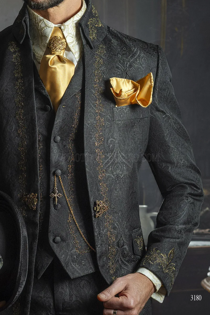 Redingote Aristocratica in Jacquard Nero con Ricami Oro Antico 4