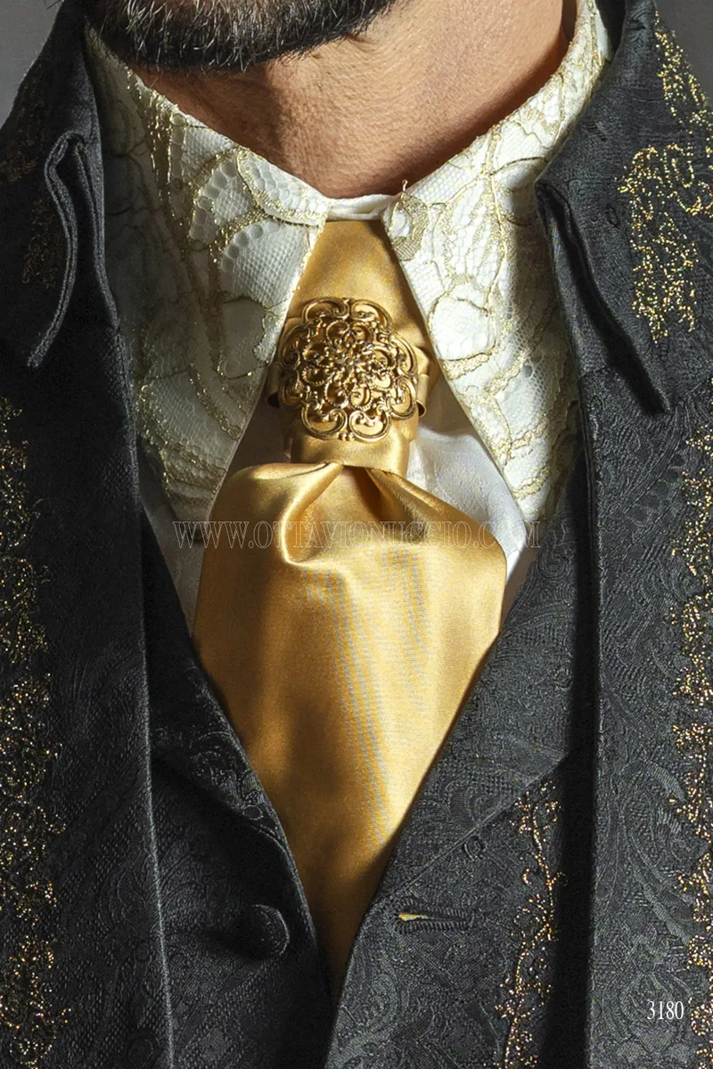 Redingote Aristocratica in Jacquard Nero con Ricami Oro Antico 5