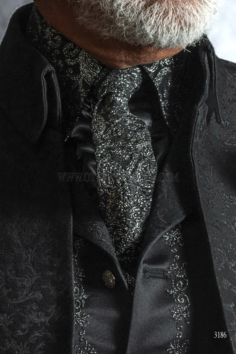 Redingote Damascata Nera – Stile Gotico Aristocratico 6